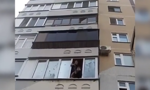 «Это же дети?»: в Казани подростки кричали с балкона АУЕ* и бросали ножи «Это же дети?»: в Казани подростки кричали с балкона АУЕ* и бросали ножи