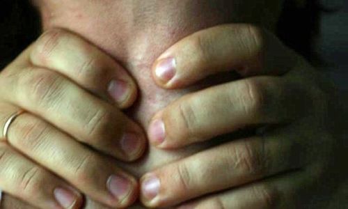 В Казани мужчина отвез своих трех дочерей к бабушке, а потом задушил жену в ванной В Казани мужчина отвез своих трех дочерей к бабушке, а потом задушил жену в ванной