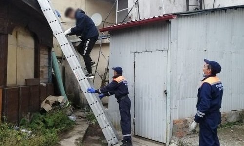 Спасатели помогли спуститься с крыши молодому парню в центре Казани