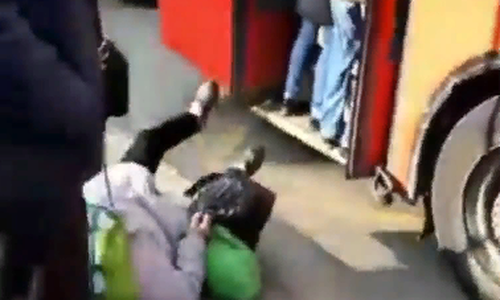 В Казани пожилая пассажирка выпала из переполненного автобуса В Казани пожилая пассажирка выпала из переполненного автобуса