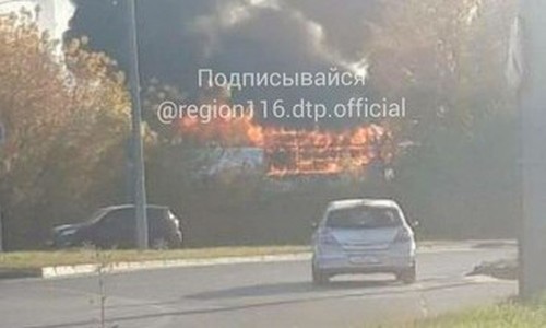 В Казани горит здание автосервиса. Из-за огромного задымления площадь пожара не удается определить