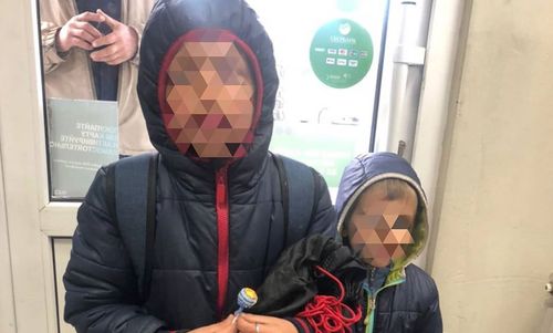 «Мама, папа пьют, остались одни»: в Казани дети просят прохожих довести их до школы и садика «Мама, папа пьют, остались одни»: в Казани дети просят прохожих довести их до школы и садика