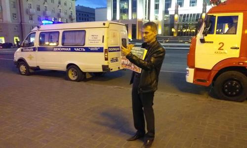 Мужчина хотел поджечь себя в Казани на площади Свободы Мужчина хотел поджечь себя в Казани на площади Свободы