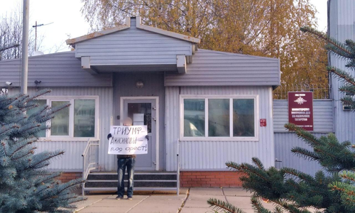 В Казани задержали подростка, который вместе с родителями вышел на пикет в защиту обманутых пайщиков В Казани задержали подростка, который вместе с родителями вышел на пикет в защиту обманутых пайщиков