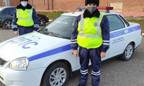 В Татарстане полицейские помогли семье с младенцем, которая замерзала в машине В Татарстане полицейские помогли семье с младенцем, которая замерзала в машине
