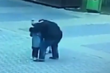 Пьяный россиянин поцеловал незнакомого ребенка на улице и попал на видео Пьяный россиянин поцеловал незнакомого ребенка на улице и попал на видео