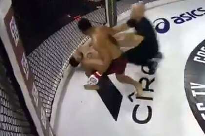 Боец MMA нокаутировал соперника «пугающим» ударом ногой в голову Боец MMA нокаутировал соперника «пугающим» ударом ногой в голову