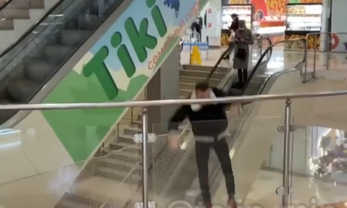 В сети обсуждают видео, на котором житель Казани в торговом центре спрыгнул с третьего этажа В сети обсуждают видео, на котором житель Казани в торговом центре спрыгнул с третьего этажа