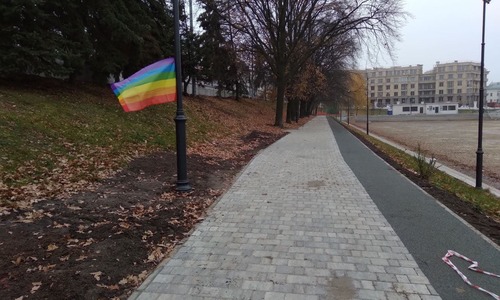 На территории парка у Черного озера в Казани неизвестные развесили флаги ЛГБТ На территории парка у Черного озера в Казани неизвестные развесили флаги ЛГБТ