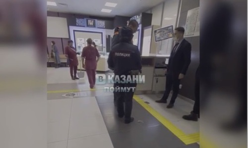 В сети обсуждают видео, на котором в аэропорту Казани мужчина устроил истерике В сети обсуждают видео, на котором в аэропорту Казани мужчина устроил истерике