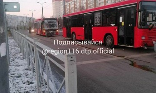 Догонялки: в Казани один автобус пытался обогнать другой и с ходу протаранил его Догонялки: в Казани один автобус пытался обогнать другой и с ходу протаранил его