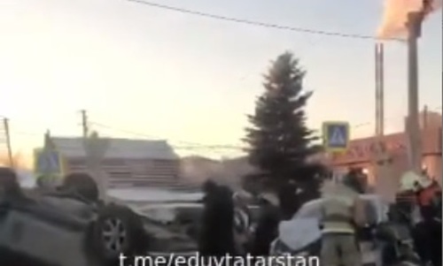 Утром на перекрестке Губкина-Проспекта Победы в Казани произошло массовое ДТП с «перевертышем» Утром на перекрестке Губкина-Проспекта Победы в Казани произошло массовое ДТП с «перевертышем»