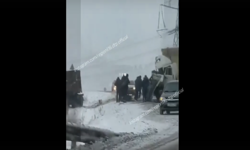 Под Казанью «КАМАЗу» снесло кабину от столкновения c грузовиком Под Казанью «КАМАЗу» снесло кабину от столкновения c грузовиком