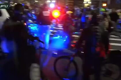 Стычка протестующих с полицией США попала на видео Стычка протестующих с полицией США попала на видео