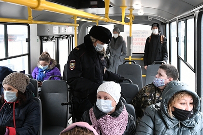 В России пенсионерка избила выписавшего штраф за отсутствие маски полицейского В России пенсионерка избила выписавшего штраф за отсутствие маски полицейского