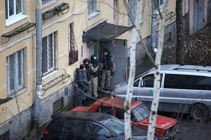 Захвативший в заложники шестерых детей петербуржец сдался полиции Захвативший в заложники шестерых детей петербуржец сдался полиции