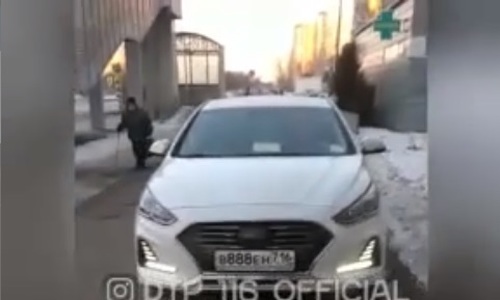 Автохамство в Казани: водитель пытался срезать путь и поехал по тротуару Автохамство в Казани: водитель пытался срезать путь и поехал по тротуару