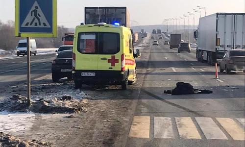 Мужчина погиб под колесами грузовика на трассе под Казанью