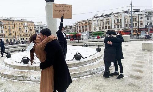 «Любовь победила COVID-19»: в центре Казани молодые люди устроили флешмоб против коронавируса «Любовь победила COVID-19»: в центре Казани молодые люди устроили флешмоб против коронавируса