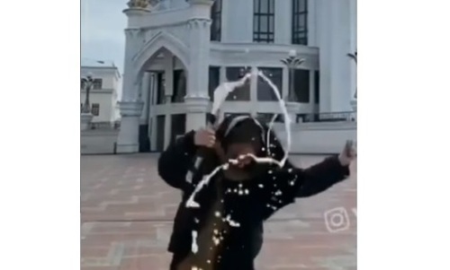 «Ни стыда, ни совести!»: казанцы осудили девушку, которая разлила алкоголь на площади у Кул-Шарифа