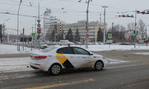 В Казани засняли пьяного таксиста, который гонял по жилому комплексу В Казани засняли пьяного таксиста, который гонял по жилому комплексу