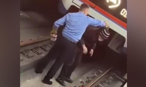 Мужчина в московском метро прыгнул на рельсы перед приближающимся поездом Мужчина в московском метро прыгнул на рельсы перед приближающимся поездом