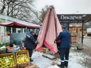 Возле станций метро в Киеве убрали стихийную торговлю Возле станций метро в Киеве убрали стихийную торговлю