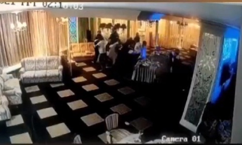 В новогоднюю ночь в одном из ресторанов Казани ведущий устроил дебош с дракой В новогоднюю ночь в одном из ресторанов Казани ведущий устроил дебош с дракой
