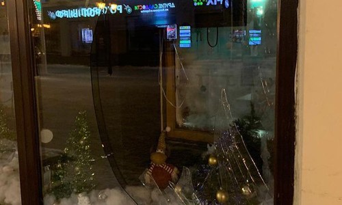 Вандалы разбили стекло магазина на Баумана в Казани Вандалы разбили стекло магазина на Баумана в Казани
