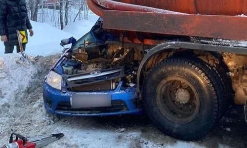 Под Казанью большегруз раздавил легковушку и встал поперек дороги, образовав пробку на трассе Под Казанью большегруз раздавил легковушку и встал поперек дороги, образовав пробку на трассе