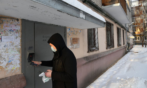 Сотрудники Исполкома Казани развозят горожанам лекарства от коронавируса