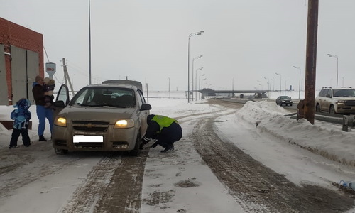 В Татарстане автоинспекторы помогли женщине с детьми, которая ехала по трассе с пробитым колесом
