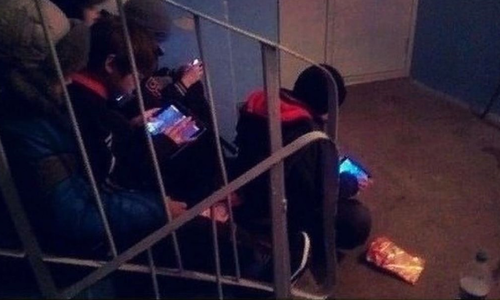 «Бедным детям даже поиграть негде»: казанцы обсуждают фото детей, играющих на планшете в подъезде