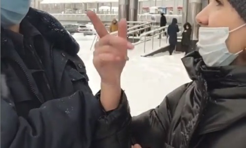 Полицейский беспредел: у торгового центра в Казани сотрудник задержал девушку со спущенной маской Полицейский беспредел: у торгового центра в Казани сотрудник задержал девушку со спущенной маской