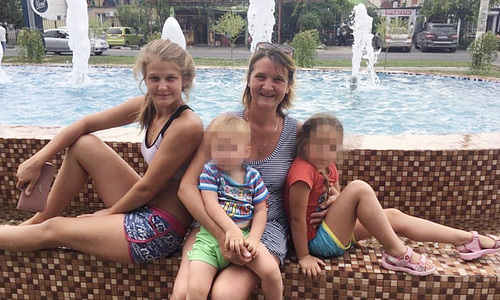 «Я обнимала их месяц назад»: женщина выпрыгнула из окна на пожаре, спасла дочь и погибла сама «Я обнимала их месяц назад»: женщина выпрыгнула из окна на пожаре, спасла дочь и погибла сама