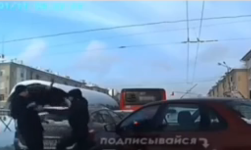 Мужчина в Казани врезался в чужую машину и избил водителя Мужчина в Казани врезался в чужую машину и избил водителя