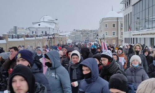 «Мы идем к дому Минниханова»: в Казани протестующие вышли на проезжую часть — митинг продолжился «Мы идем к дому Минниханова»: в Казани протестующие вышли на проезжую часть — митинг продолжился