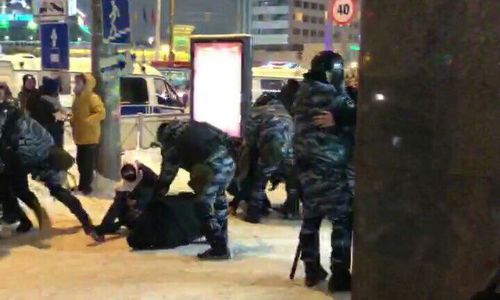 «Ловят всех, кто бежит»: в Казани силовики продолжают задержания с помощью силы — видео «Ловят всех, кто бежит»: в Казани силовики продолжают задержания с помощью силы — видео