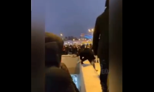 Парень на митинге в Казани убегал от полиции и спрыгнул прямо с улицы в подземный переход Парень на митинге в Казани убегал от полиции и спрыгнул прямо с улицы в подземный переход