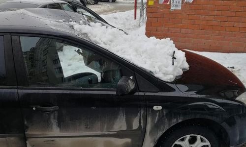 Очевидцы: в Казани снег с крыш падает на машины