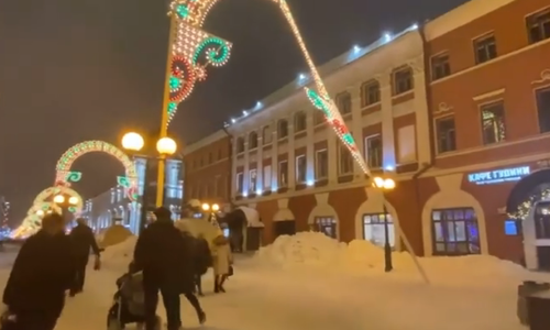 «Тонкий намек»: в Казани на Баумана снова «заваливается» новогодняя иллюминация «Тонкий намек»: в Казани на Баумана снова «заваливается» новогодняя иллюминация