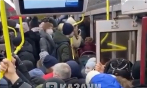 «Никого не волнует, все хотят уехать!»: казанцы жалуются на переполненные трамваи