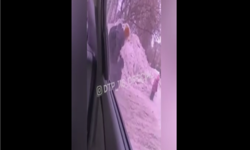 «Ужас просто, бедный ребенок»: женщина из Казани сняла на видео взрослых, дышащих клеем при ребенке «Ужас просто, бедный ребенок»: женщина из Казани сняла на видео взрослых, дышащих клеем при ребенке