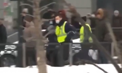 Двух участников митинга в Казани задержали за нападение на сотрудника ГИБДД Двух участников митинга в Казани задержали за нападение на сотрудника ГИБДД