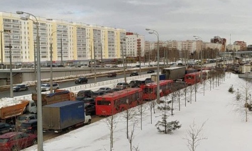 Выбирайте пути объезда: в Казани на проспекте Победы собралась большая пробка Выбирайте пути объезда: в Казани на проспекте Победы собралась большая пробка