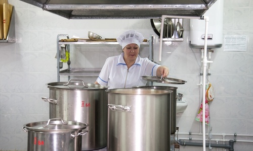 Прокуратура Казани требует наказать повара, которая кормила школьников едой с пола Прокуратура Казани требует наказать повара, которая кормила школьников едой с пола