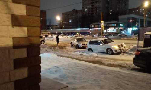 Сразу под двумя машинами в Казани провалился асфальт Сразу под двумя машинами в Казани провалился асфальт
