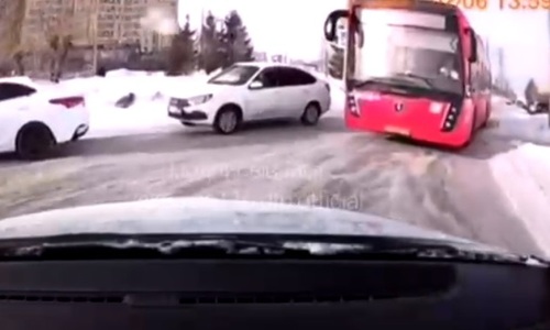 Ассоциация АТП Татарстана прокомментировала ситуацию с выехавшим на «встречку» автобусом Ассоциация АТП Татарстана прокомментировала ситуацию с выехавшим на «встречку» автобусом