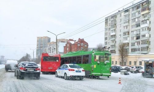 «Куда едешь?»: в Казани столкнулись краснобус и троллейбус