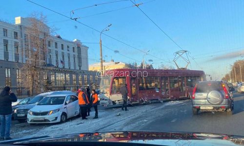 Очевидцы: в Казани на Ершова сошел с рельсов очередной трамвай